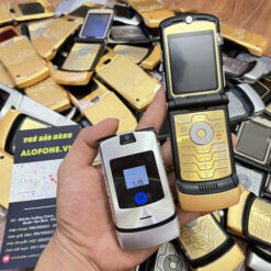 Điện thoại Motorola V3i màu bạc và vàng