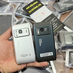 Nokia N8 màu trắng và đen