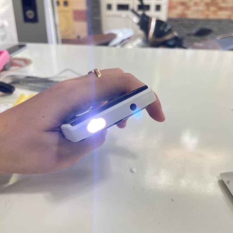 đèn pin 8210