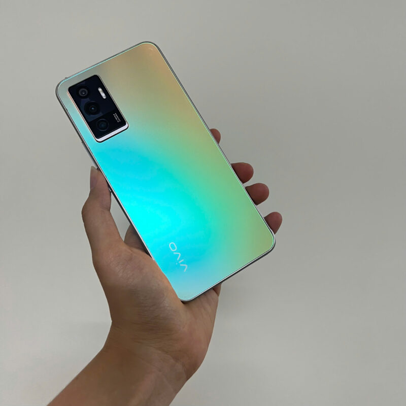 Mặt trước và sau được hoàn thiện từ kính - Vivo V23e